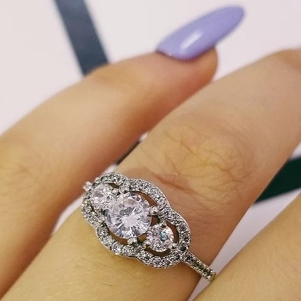 💯 NEW 925 STERLING SILVER THREE STONES RING, CUTE RING, SHINY RING.